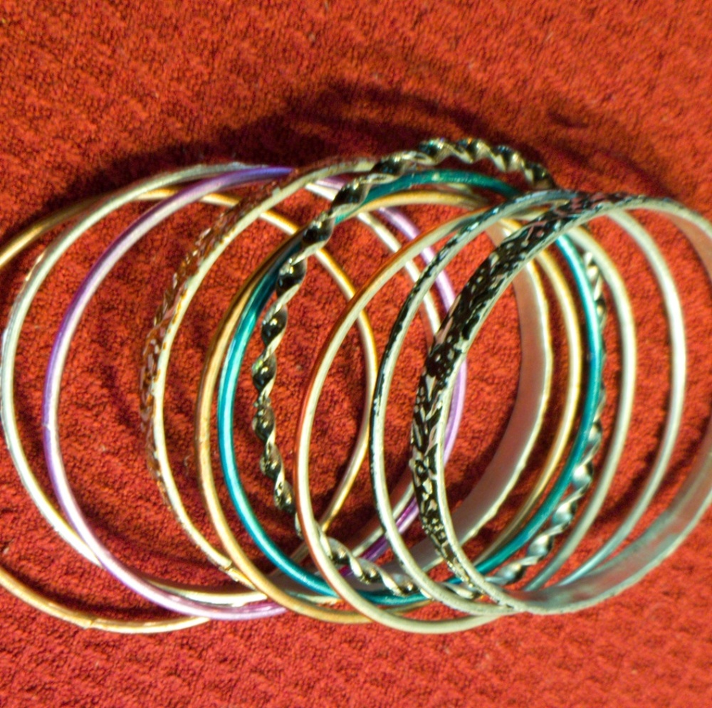 Assorted retro bangle bracelets - Picture 2 of 3